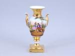 Paris, XIXe siècle Petit vase balustreen porcelaine dorée. Deux prises...
