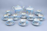 Service à thé en porcelaine comprenant dix tasses, douze sous-tasses,...