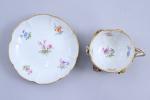 Meissen, XVIIIe siècle Tasse et soucoupeen porcelaine à décor polychrome...