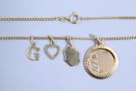 Chaine, médaille gourmette et trois pendentifs en or jaune 750...