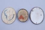Trois miniatures émaillées ou sous verre de forme ovale figurant...