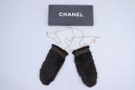 Chanel Paire de mouflesen vizelle marron foncé, ornées d'un ruban...