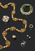 Bracelet six rangs de perles de culture et boules vertes...