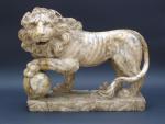 LION en marbre veinéXVI - XVIIème.Haut. 37, Long. 45, Prof....