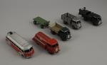 DINKY TOYS. LOT de 5 véhicules : -Autocar Isobloc,-Camion-citerne Esso,-Camion...