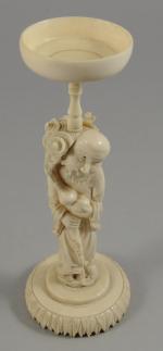 BOULE DE CANTON en ivoire finement sculpté de personnages, pagodes...