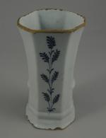 DELFT. Vase cornet à décor d'un bouquet fleuri dans un...