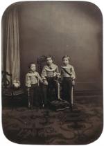 Photographe non identifiéTrois jeunes garçons en uniforme militaire, vers 1860Épreuve...