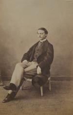 Gustave LE GRAY (1820-1884)Portrait d'un homme assis tenant un chapeau...