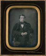 Warren THOMPSON (actif 1840-1870)Jeune homme assis, vers 1851Daguerréotype demi-plaque.Mention du...