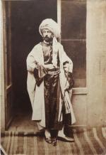 Charles NÈGRE (1820-1880)Autoportrait en pied en costume algérien, tenant un...
