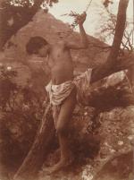 Wilhelm VON GLOEDEN (1856-1931)Jeune homme au pagne surplombant un précipice,...
