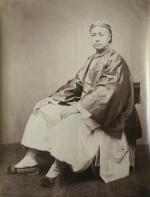 CHINEJeune homme assis en costume traditionnel, années 1880.Épreuve d'époque sur...