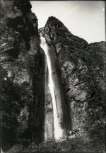 Martin CHAMBI (1891-1973)Péruviens au pied d'une cascade,Tirage gélatino-argentique de 2005,...
