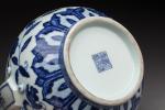 CHINE - XXe siècle.
AIGUIÈRE couverte en porcelaine bleu blanc, la...