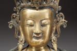CHINE - XVIe siècle.
Importante STATUE DE BOUDDHA en bronze doré,...