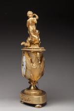 PENDULE À L'AMOUR adoptant la forme d'un vase en bronze...