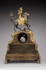 PENDULE figurant NAPOLÉON Ier à cheval saluant ses troupes,en bronze...