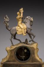 PENDULE figurant NAPOLÉON Ier à cheval saluant ses troupes,en bronze...