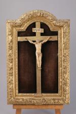 CHRIST en Croix en ivoire (elephantidae SPP) sculpté. Il s'inscrit...