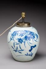 CHINE, XVIIePOT en porcelaineà décor en bleu sous couverte de...