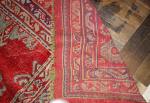 TAPIS Smyrne, vers 1900, fond rouge, décor de frises de...