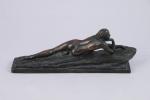 Raymonde GUERBE (1894 - 1995)Penseuse allongée. Bronze signé sur la...