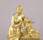 Rare PENDULE  figurant VÉNUS NOURRISSANT L'AMOUR. 
en bronze doré,...
