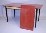 TABLE à RALLONGES au plateau en bois vernis rouge et...