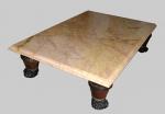 Importante TABLE BASSE de forme rectangulaire coiffée d'un plateau de...
