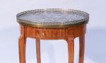TABLE VOLANTE de forme ronde en placage de bois de...