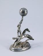 PORTE CURE-DENTS en bronze argenté figurant un acrobate se tenant...