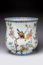 CACHE-POT aux oiseaux siffleurs, c. 1871-1875.en céramique émaillée, sur fond...