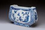 JARDINIÈRE CHINOISEen céramique émaillée à décor bleu et blanc de...