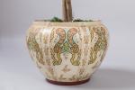 CACHE-POTen céramique émaillée à décor oriental de fleurs en émaux...