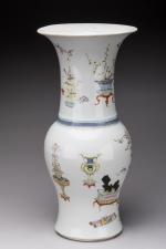 CHINE - XVIIIe-XIXeVASE en porcelaine de forme YANYAN à décor...