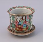 CHINE, CANTON - XIXe CACHE-POT en porcelaine à décor polychrome...
