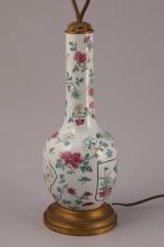 CHINE - XIXePetit VASE bouteille en porcelaine à décor en...