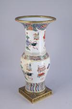 CHINE - XIXeVASE de forme yanyan en porcelaine à décor...