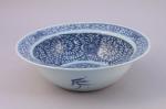 CHINE - XXeJATTE circulaire creuse en porcelaine à décor en...