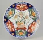 JAPON - Époque Meiji (1868-1912)PLAT en porcelaine blanche et or,...
