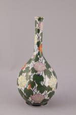 JAPON - Époque MEIJI (1868-1912)

VASE bouteille en porcelaine émaillée polychrome...