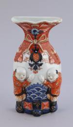JAPON, IMARI - Début XXeVASE d'APPLIQUE en porcelaine à décor...