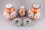 JAPON, KUTANI - Début XXe

GARNITURE de trois pièces en porcelaine...