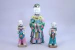 CHINE - Époque JIAQING (1796-1820)

TROIS STATUETTES en porcelaine émaillée polychrome...