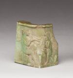 IIIe siècle avant J.-C.FRAGMENT d'une base de statue en stéatite...