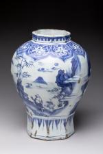 Vase en porcelaine à décors dimmortels, Chine, époque Transition.