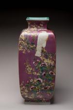 Vase en porcelaine à décor de fleurs avec une marque...