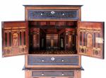Cabinet au triomphe antique en bois fruitier avec des éléments...