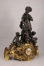 Pendule au cortège bachique en bronze patiné et doré attribué...